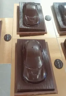 voiture en chocolat vue de face