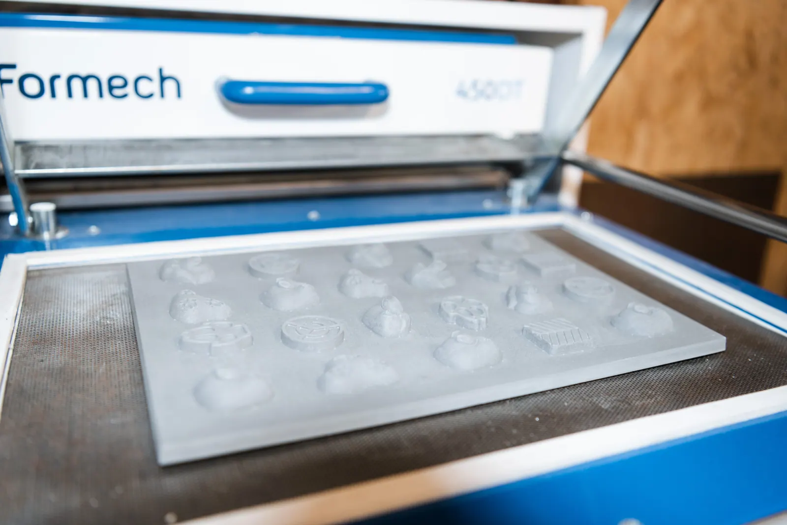 Matrice installée sur la thermoformeuse avant perçage des trous d’aspiration